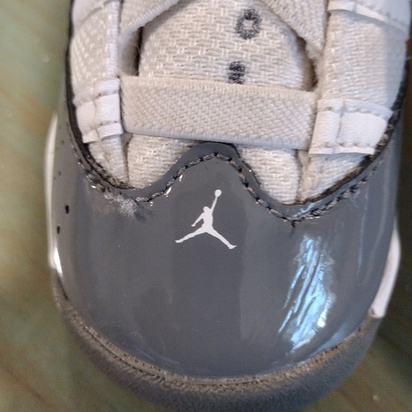 Boy's Jordans sneakers with Velcro ties, size 7C, gray and white. - Picture 6 of 10